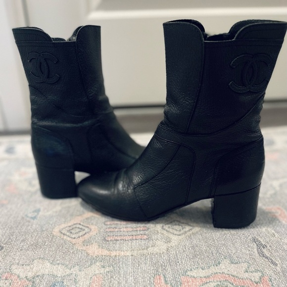 Chanel Interlocking CC Logo Goat Leather Moto Boots
Women's Size: 10.5, IT40.5🖤 - Picture 10 of 12